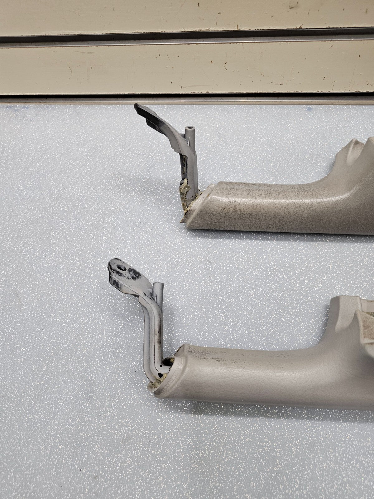 02-09 TRAILBLAZER Door Panel ARMREST Pull Handle LEFT/RIGHT Set 2 Light GRAY H4