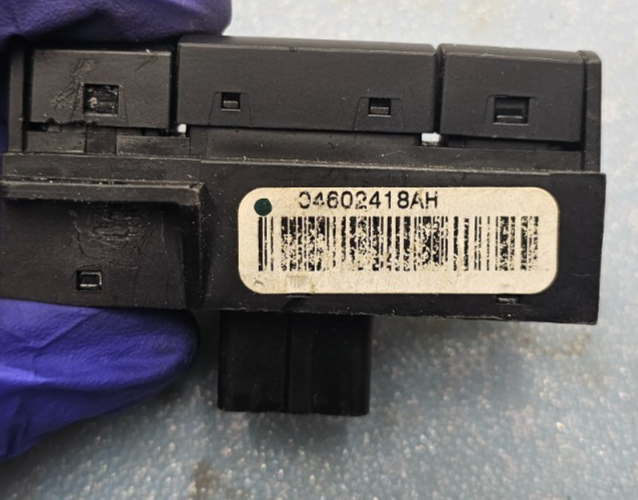 🔥05-10 Chrysler 300 Grand Caravan Hazard Warning Light Control Switch Assembly