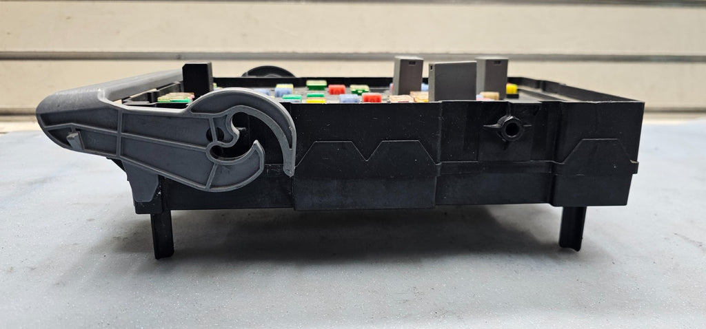 07-09 Suburban Yukon Engine Fuse Box Relay Body Control Module Integrated Power
