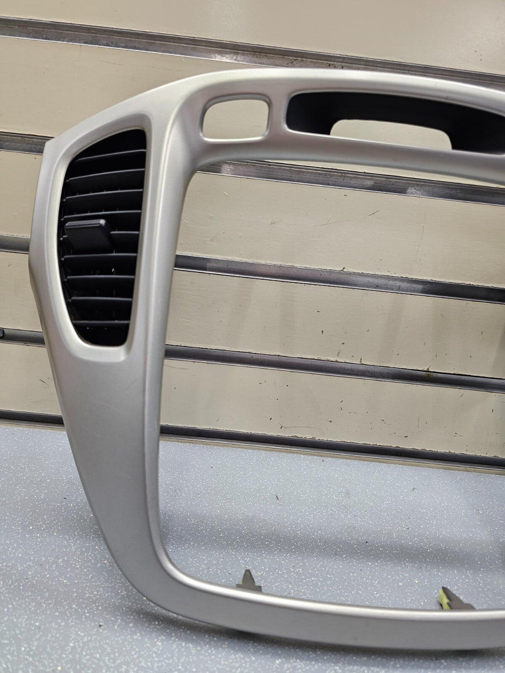 01-07 TOYOTA HIGHLANDER CENTER DASH RADIO CLIMATE TRIM SURROUND BEZEL SILVER B66