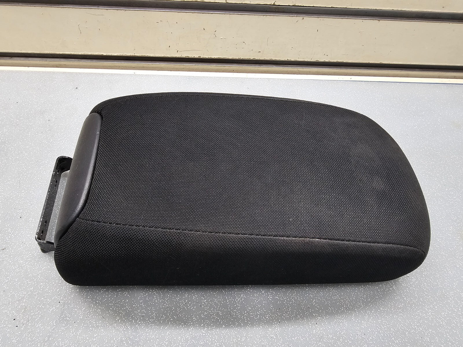 07-13 Outlander Arm Rest Center Console Lid Storage Top Pad Cover Assembly Black