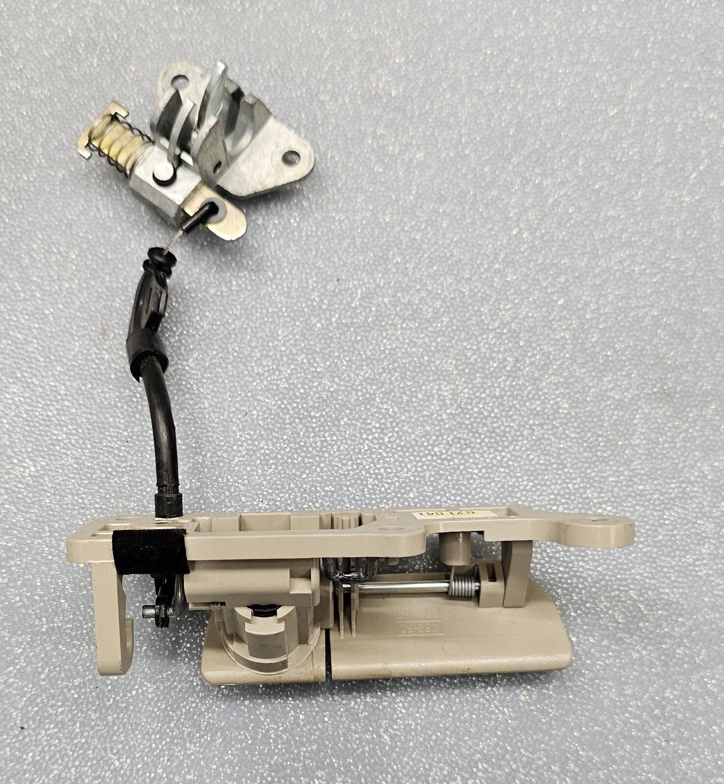 00-05 CADILLAC DEVILLE GLOVE STORAGE COMPARTMENT BOX LATCH LOCK HANDLE ASSEMBLY