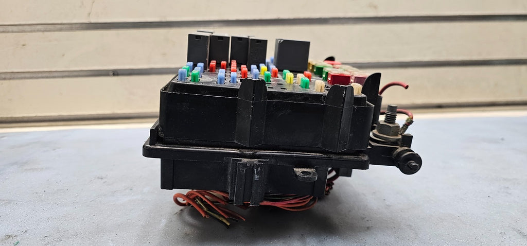 🔥03-06 Tahoe Yukon Engine Electrical Power Fuse Relay Junction Box Assembly