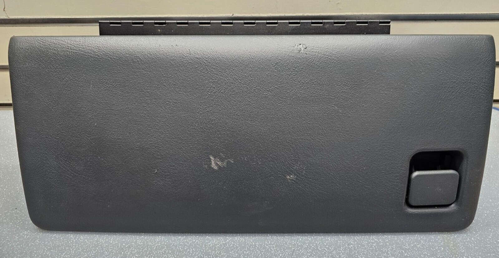99-06 SILVERADO SIERRA Dash GLOVE BOX Storage Compartment Assembly DK GRAY G3