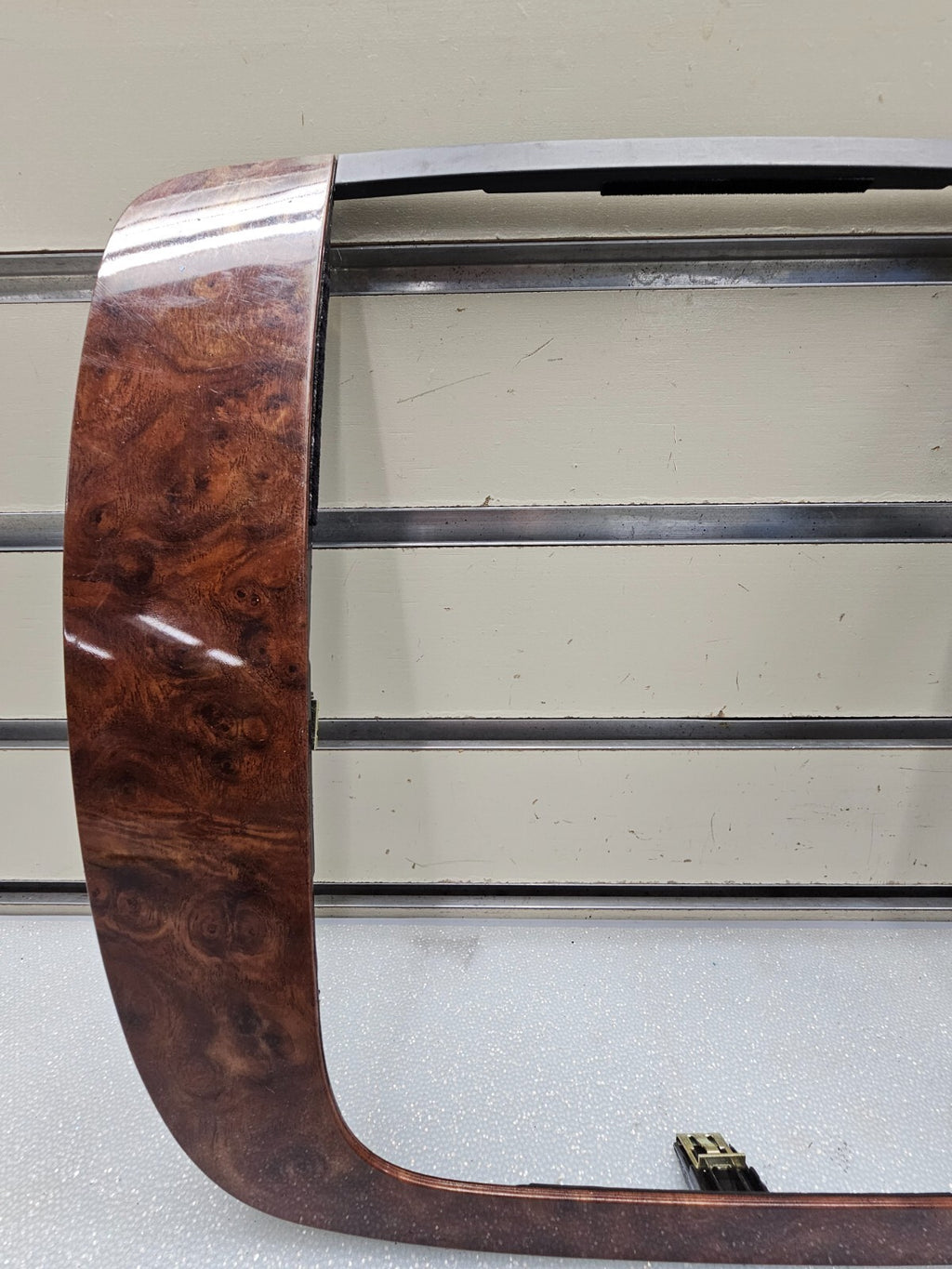 07-13 CHEVY SUBURBAN TAHOE YUKON CENTER DASH RADIO BEZEL TRIM WOODGRAIN ASSEMBLY