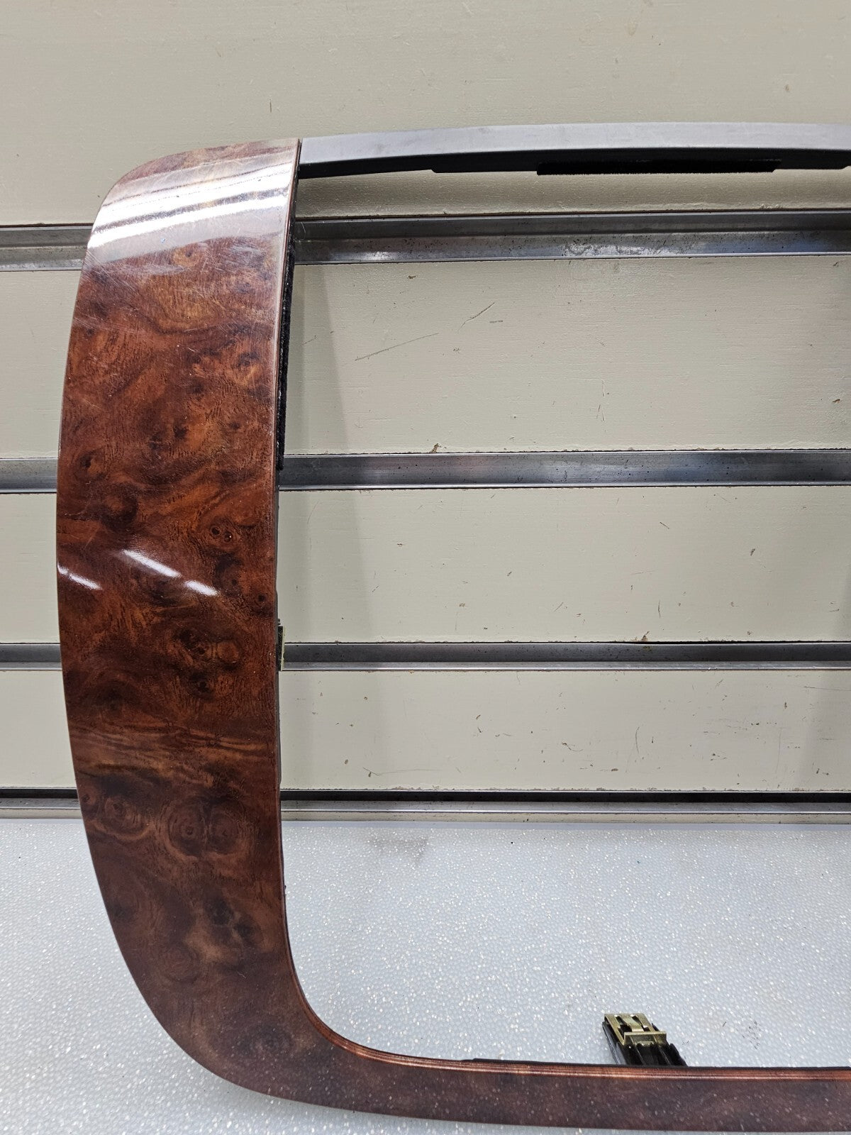 07-13 CHEVY SUBURBAN TAHOE YUKON CENTER DASH RADIO BEZEL TRIM WOODGRAIN ASSEMBLY
