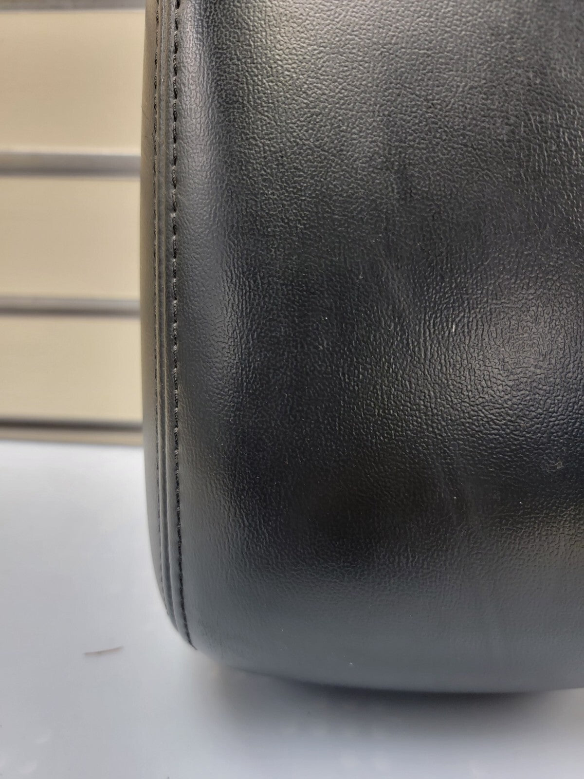 🔥2011-2018 Dodge Journey OEM Cetner Console Lid / Armrest Black Leather