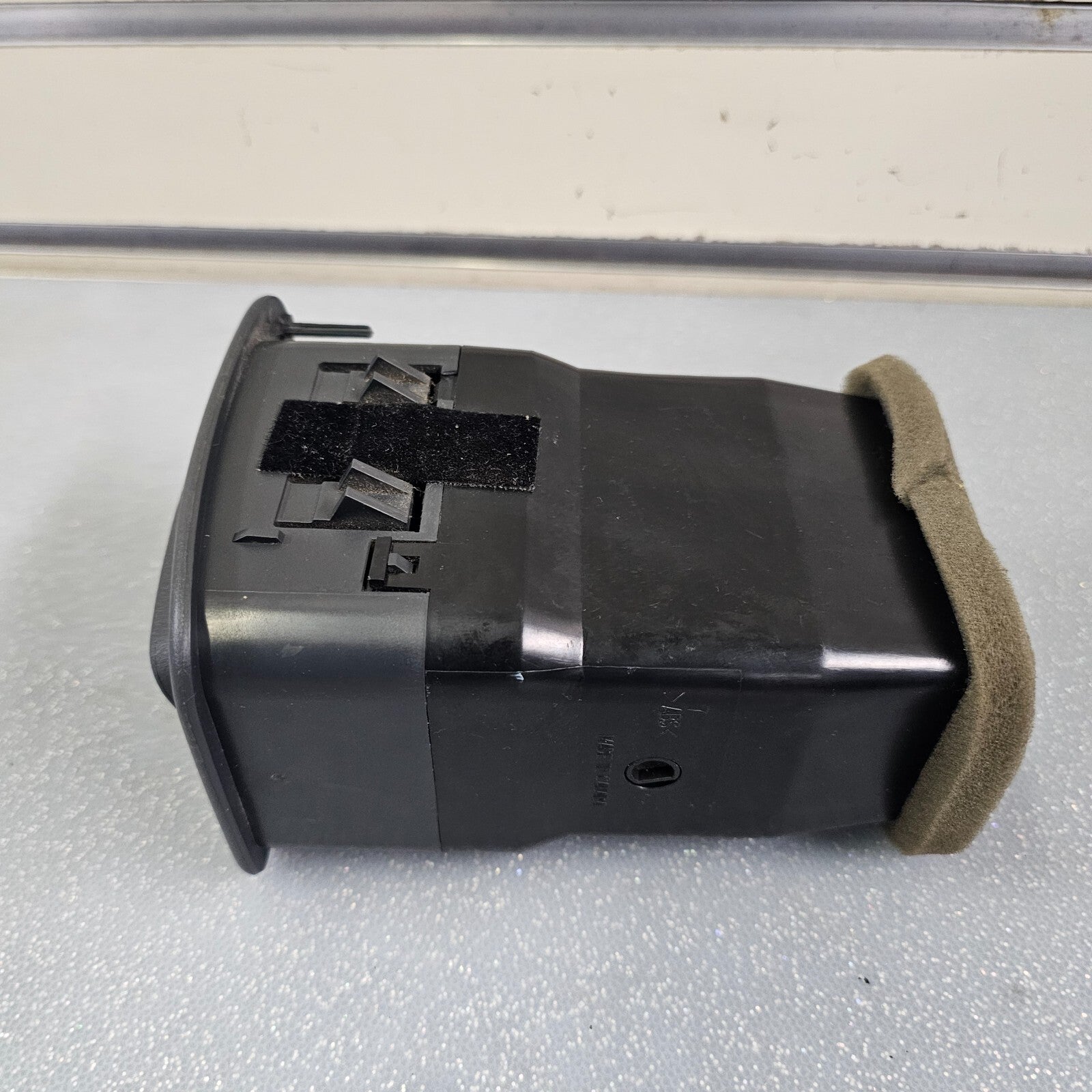 99-06 Silverado ESCALADE Dash A/C Heater AIR VENT Passenger Right GRAPHITE VT11
