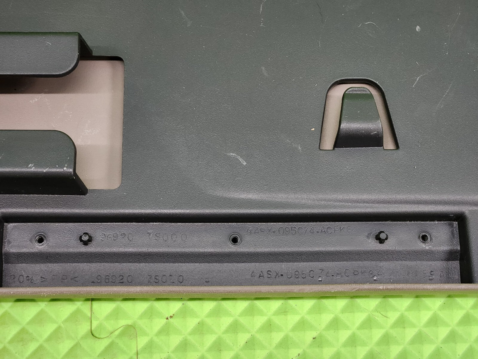 04-07 NISSAN ARMADA TITAN ARMREST CENTER CONSOLE ARM REST LID OEM TAN-BLACK