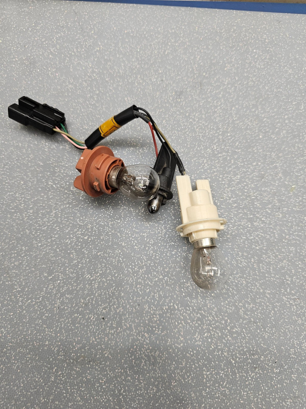 07-10 HYUNDAI ELANTRA TAIL LIGHT BRAKE LIGHT BULB SOCKET WIRING HARNESS ASSEMBLY
