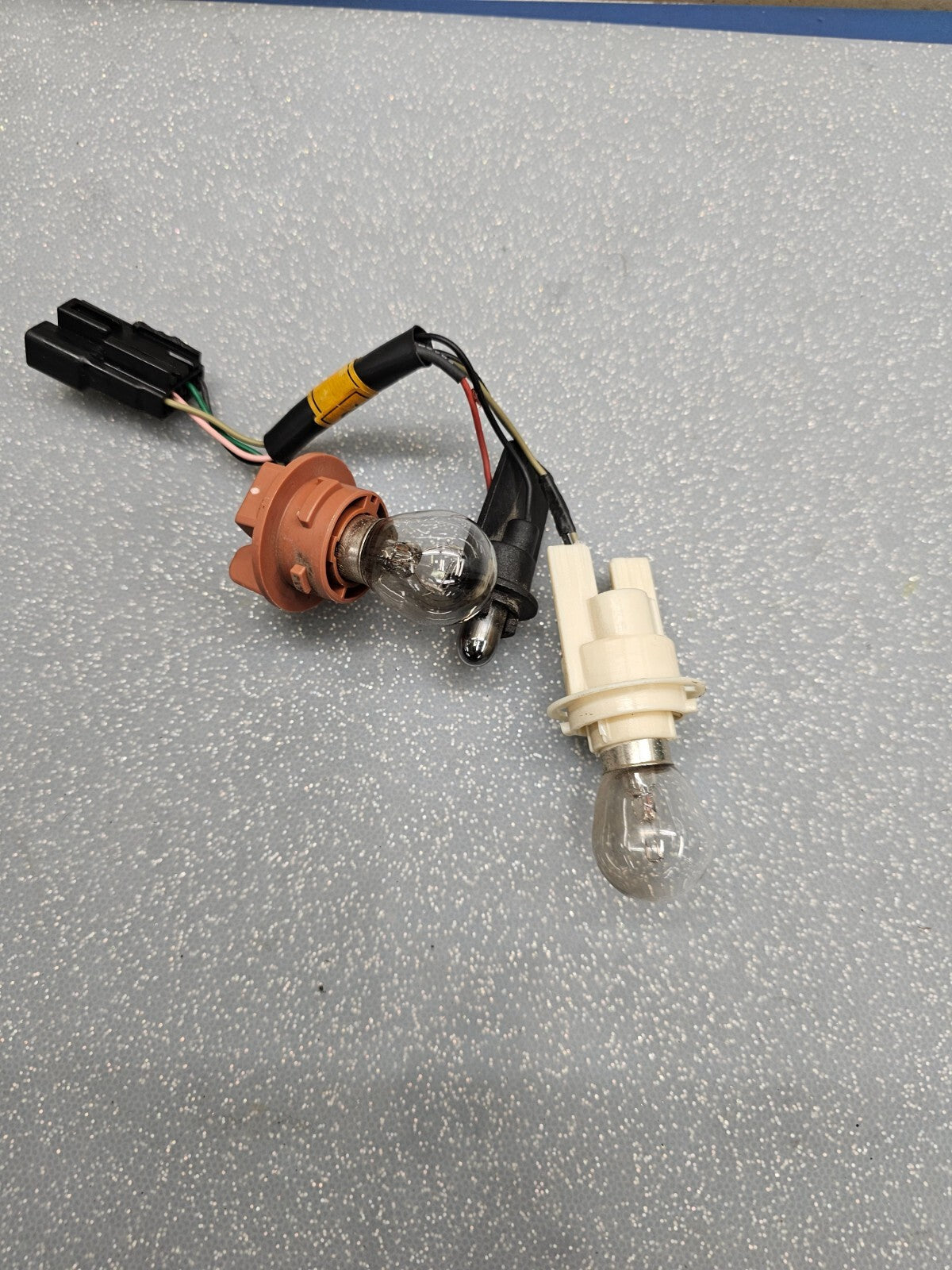 07-10 HYUNDAI ELANTRA TAIL LIGHT BRAKE LIGHT BULB SOCKET WIRING HARNESS ASSEMBLY