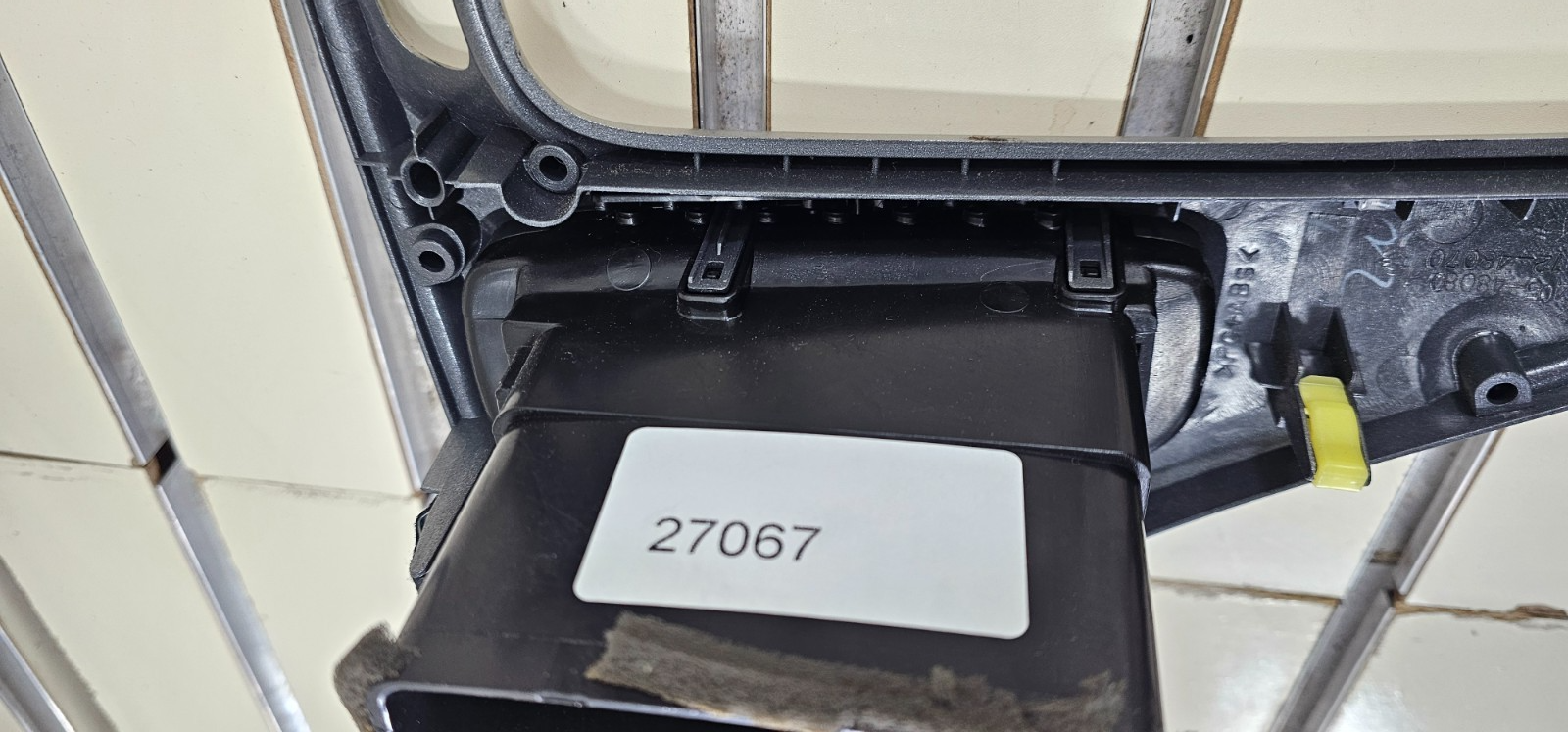 01-07 TOYOTA HIGHLANDER CENTER DASH RADIO CLIMATE TRIM SURROUND BEZEL SILVER B66