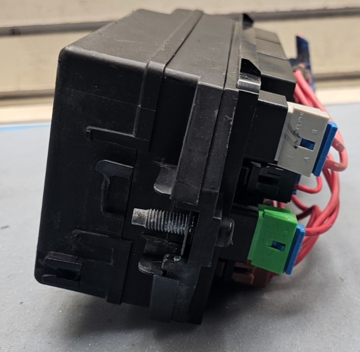 99-04 CENTURY REGAL FUSE BOX ENGINE 3.1L Accessory Wiring JUNCTION MODULE Block