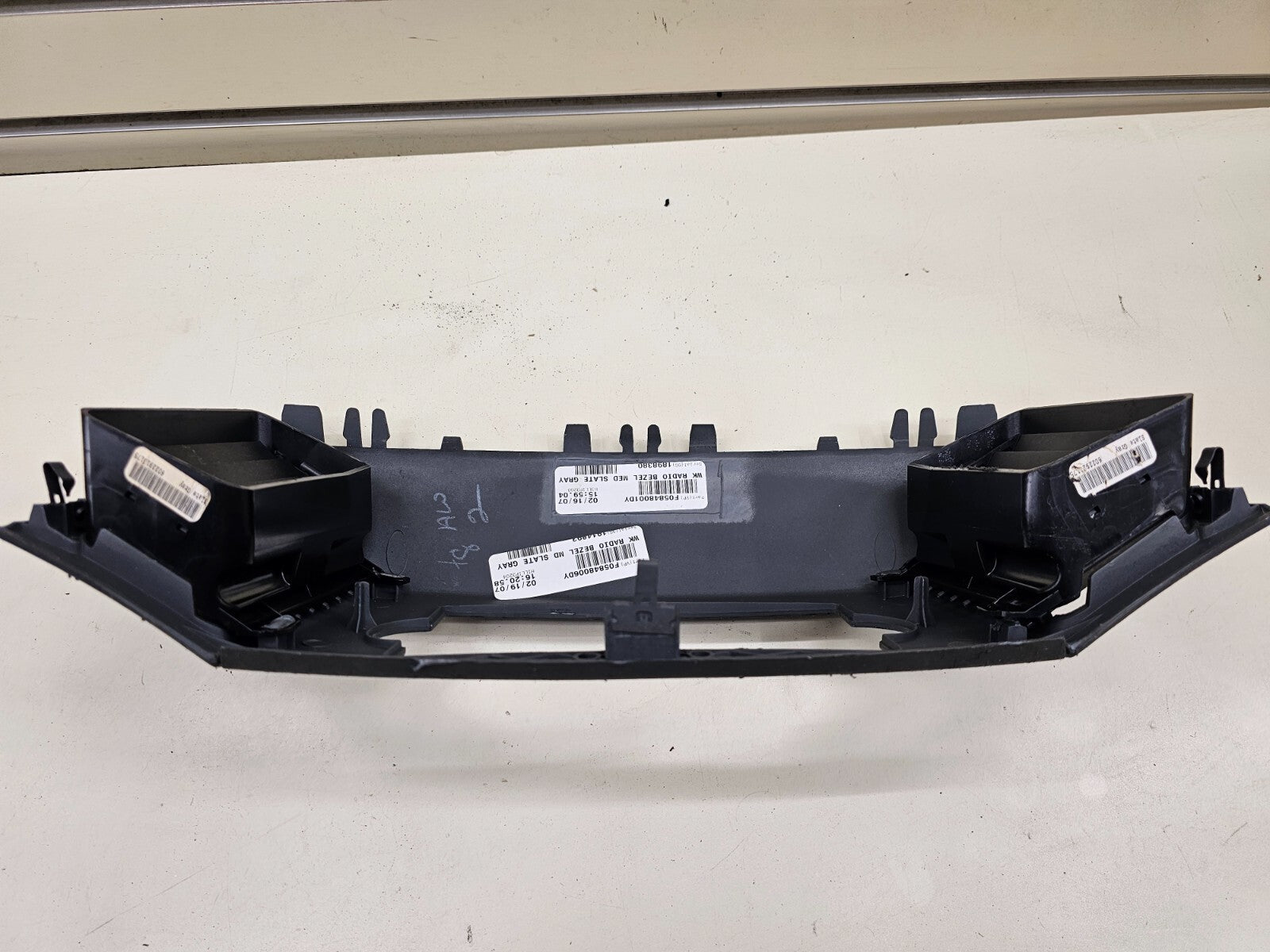 05-07 Jeep Grand Cherokee Center Radio Dash Bezel Trim Panel Surround Balck B30
