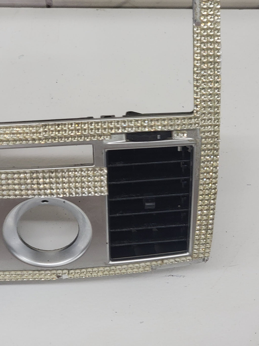 05-07 CHRYSLER 300 RADIO BEZEL CENTER AIR VENTS Storage CARBON SILVER B16