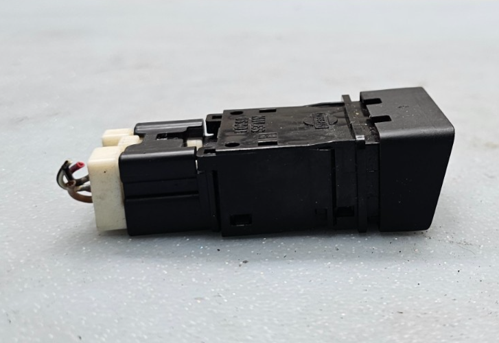 04-15 Armada Titan Hazard Emergency Warning Light Button Control Switch Assembly