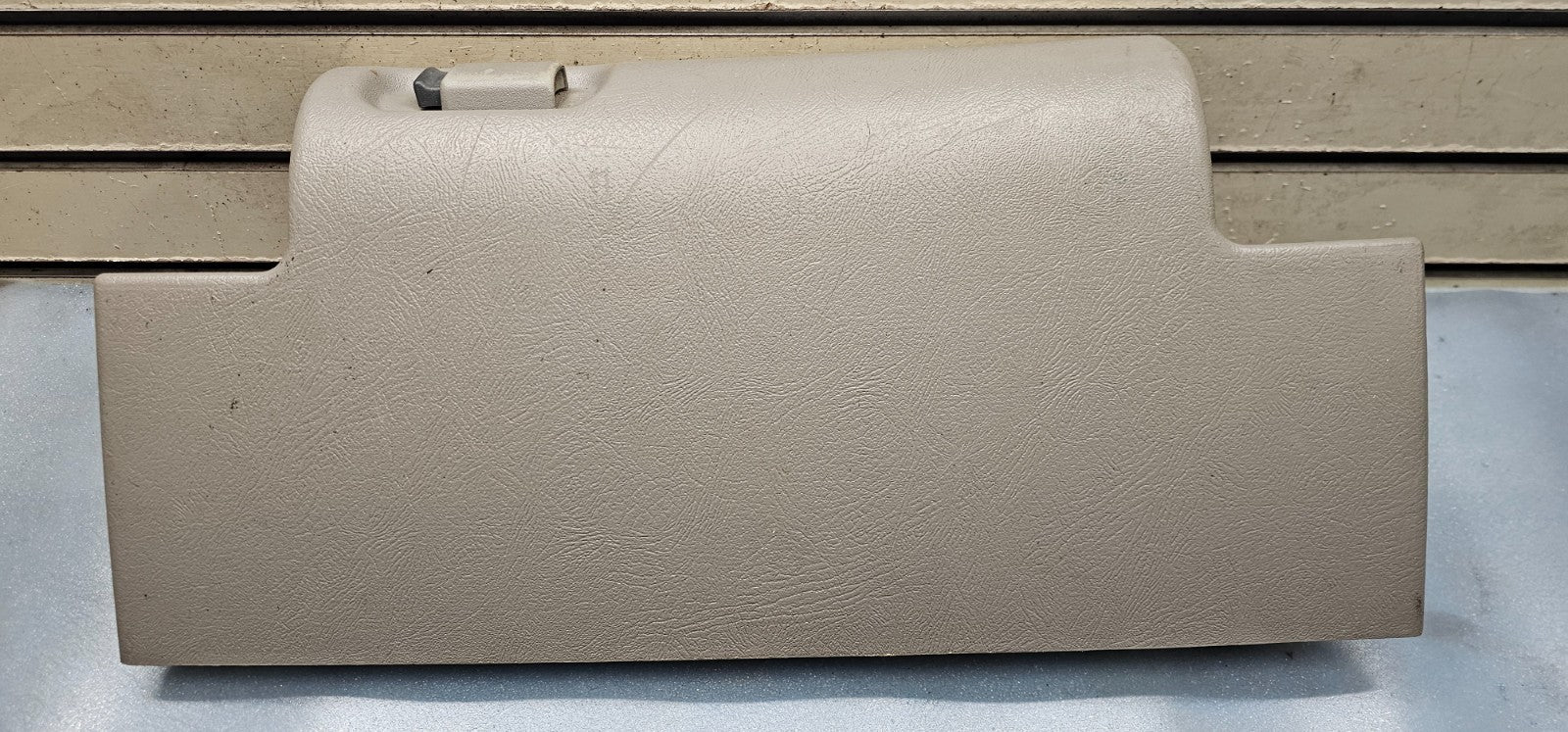 95-99 CHEVY GMC TRUCK SILVERADOC/K Glove Box Storage Compartment Assembly TAN