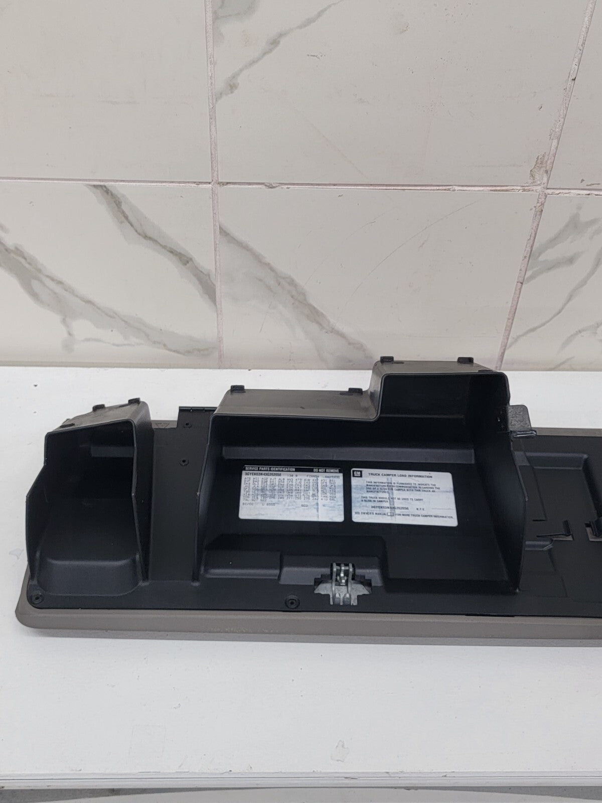 02-06 CADILLAC ESCALADE GLOVE BOX GLOVEBOX DASH STORAGE COMPARTMENT OE GRAY G9