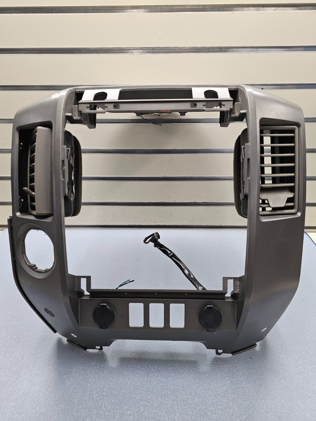 04-06 Nissan Titan Armada Center Dash Radio Display Stereo AC Bezel DK Gray B47