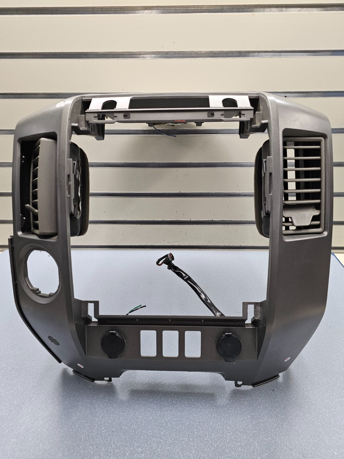 04-06 Nissan Titan Armada Center Dash Radio Display Stereo AC Bezel DK Gray B47