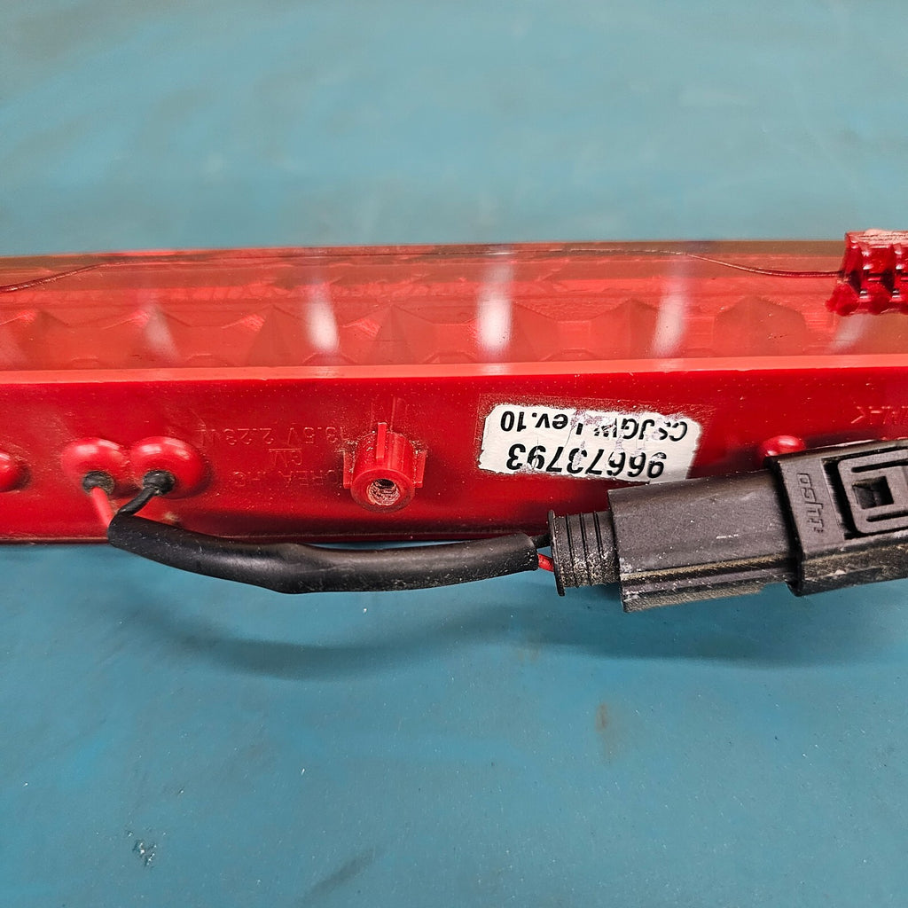 🔥08-10 VUE 10-13 CAPTIVA CENTER THIRD HIGH MOUNT BRAKE TAIL LIGHT LAMP ASSEMBLY