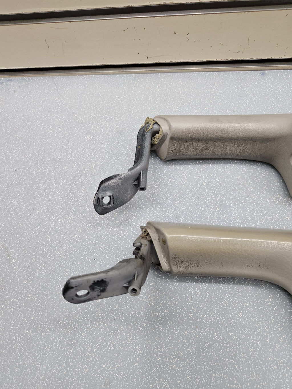 02-09 TRAILBLAZER Door Panel ARMREST Pull Handle LEFT/RIGHT Set 2 Light GRAY H4