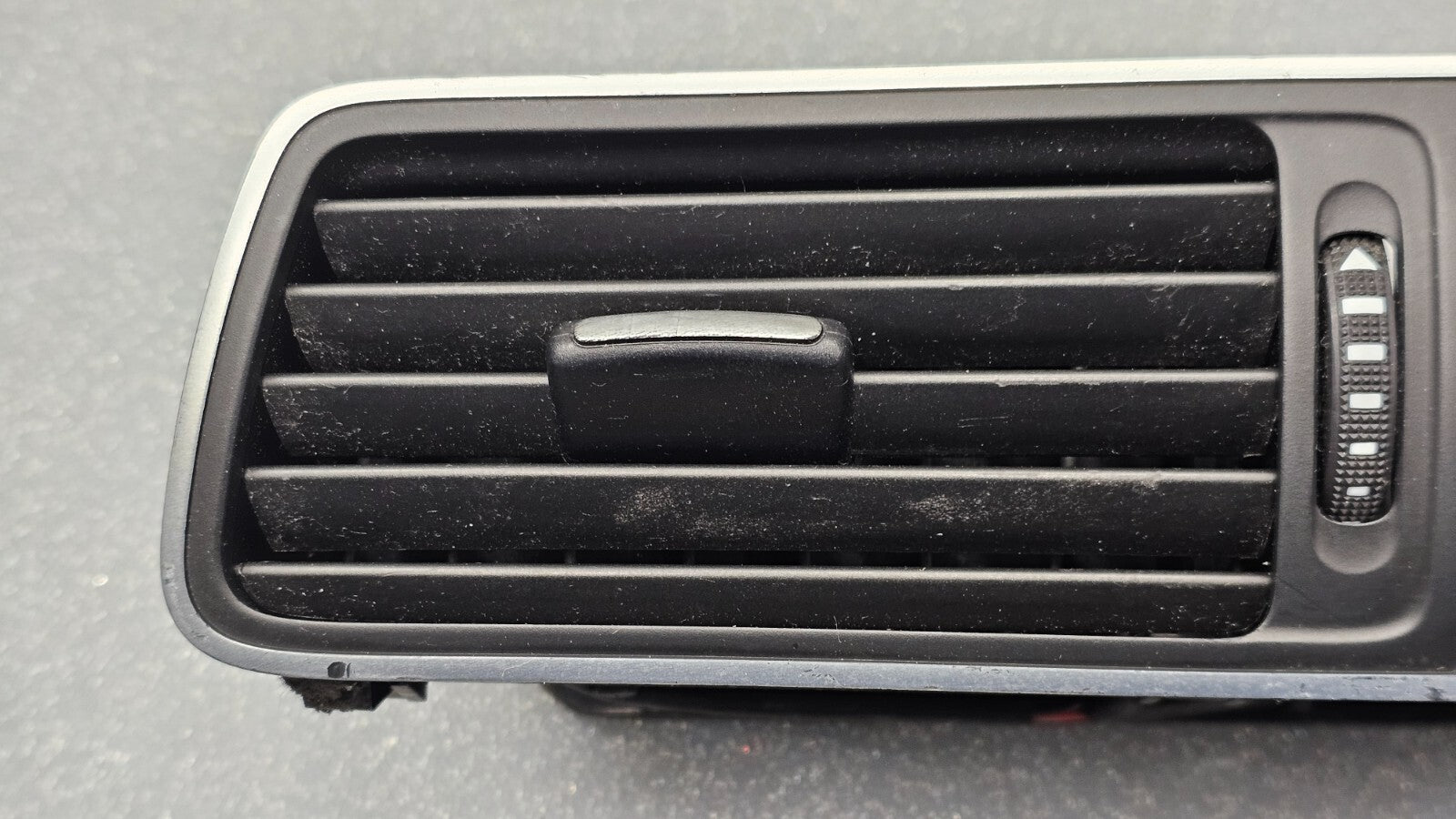 09-15 Volkswagen VW CC PASSAT DASH CENTER AC AIR VENT GRILLE HEATER PANEL BLACK