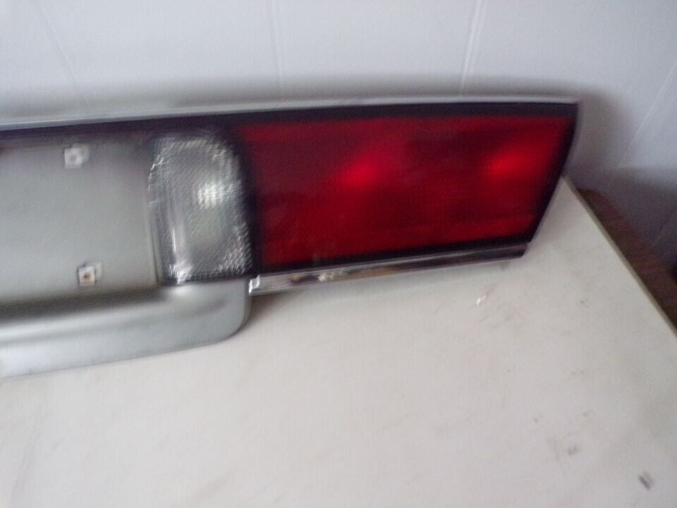 🔥97-99 BUICK LESABRE TRUNK LID CENTER TAILLIGHT TAIL LAMP LICENSE PANEL