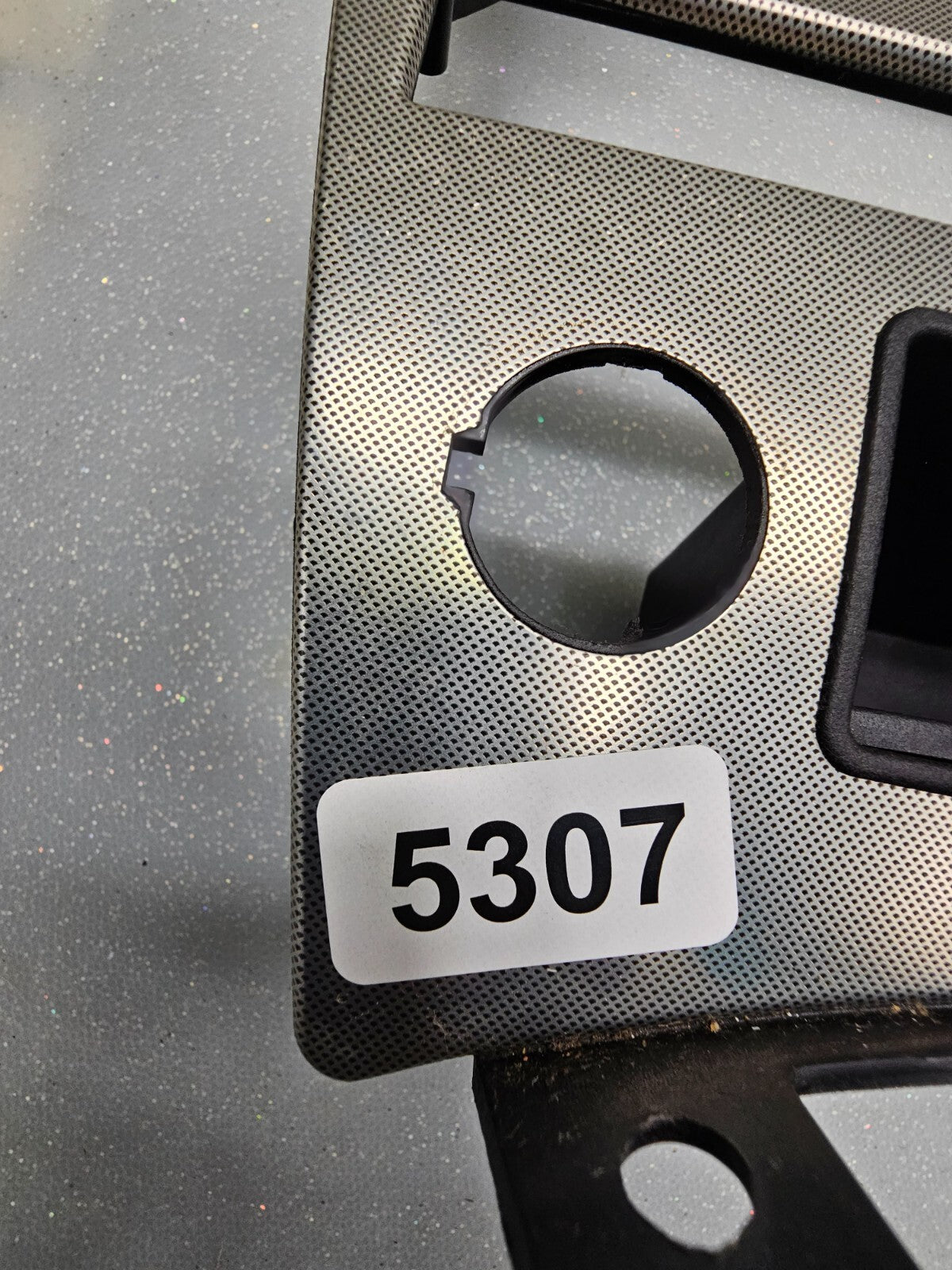 05-07 JEEP GRAND CHEROKEE DASH PANEL RADIO SURROUND TRIM BEZEL OEM SILVER B70