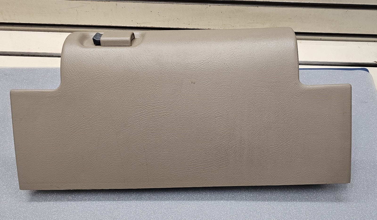 95-99 CHEVY GMC TRUCK SILVERADOC/K Glove Box Storage Compartment Assembly TAN G2