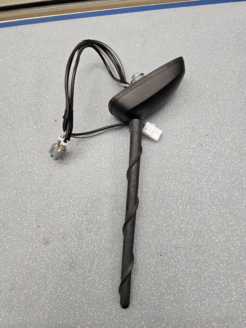 08-10 Acadia Traverse Enclave Roof Mounted Antenna OEM 25839396/AT