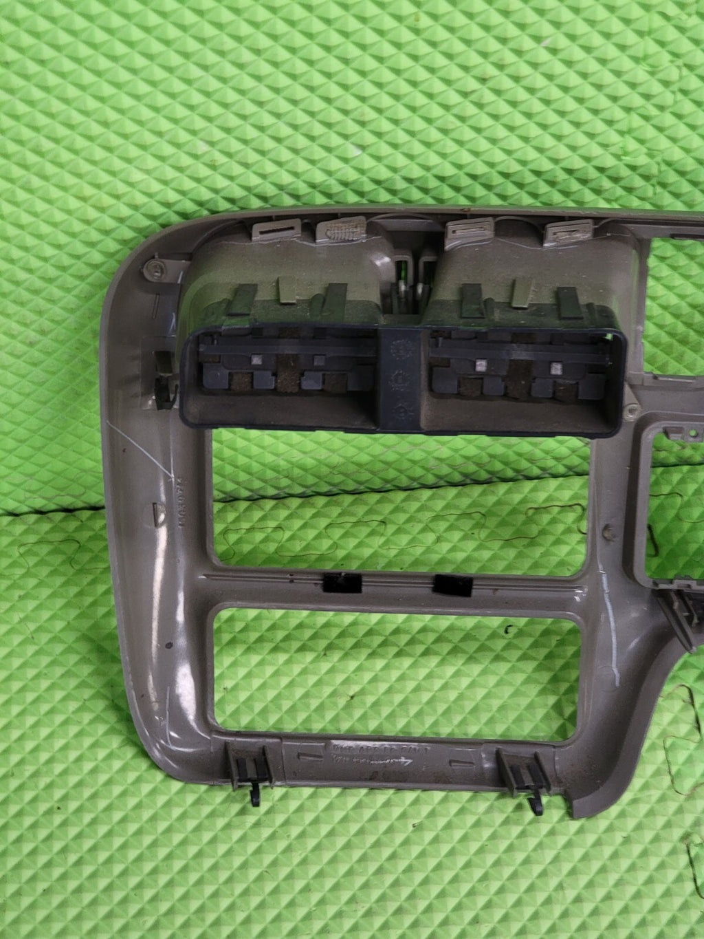 🔥98-04 BLAZER S10 JIMMY SONOMA Cluster Dash Radio Bezel light gray  C8