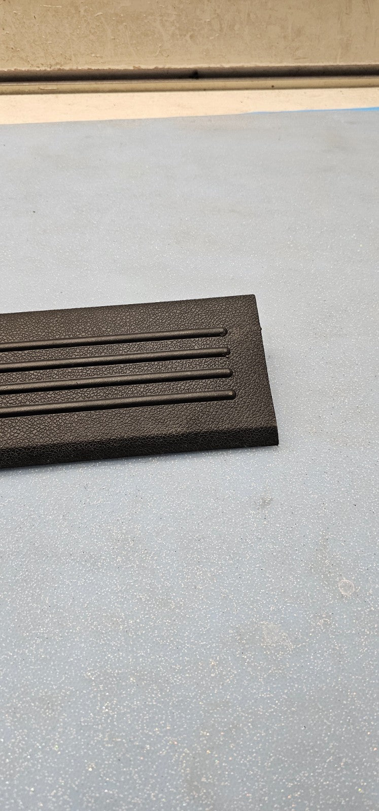 🔥07-14 SILVERADO SIERRA LEFT FRONT CREW CAB DOOR SILL SCUFF PLATE TRIM BLACK