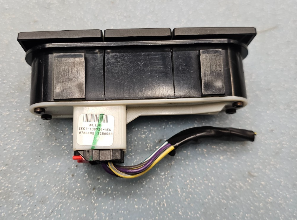 06-09 FUSION MERCURY MILAN CENTER DASH HAZARD BUTTON SWITCH PASS RADIO BEZEL