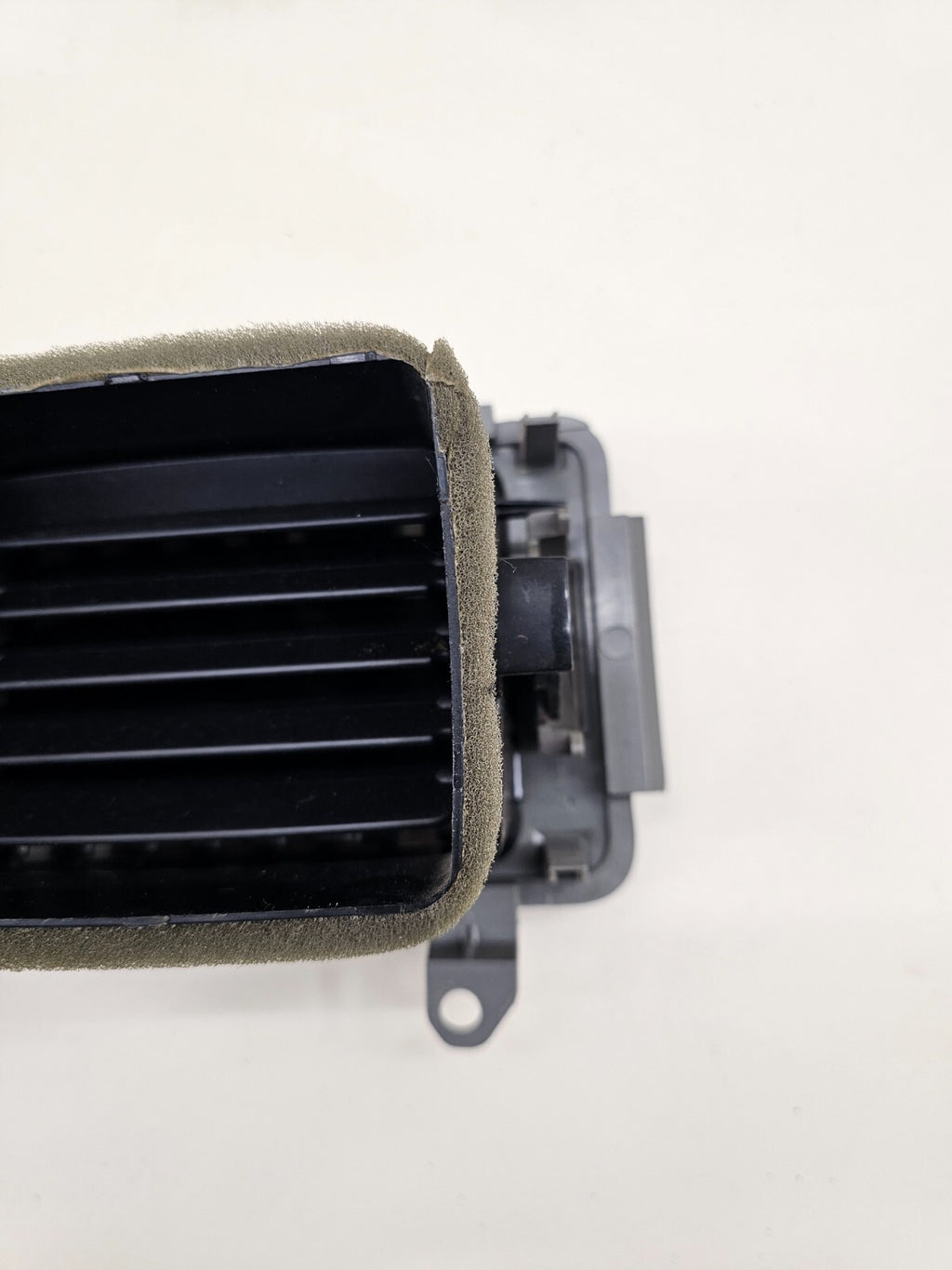 04-07 NISSAN TITAN ARMADA QX56 DASH FRONT CENTER RIGHT AIR VENT HEATER TRIM GRAY