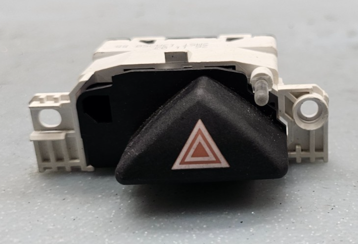 🔥02-05 FORD FOCUS HAZARD LIGHT FLASHER BUTTON CONTROL SWITCH ASSEMBLY BLACK OEM