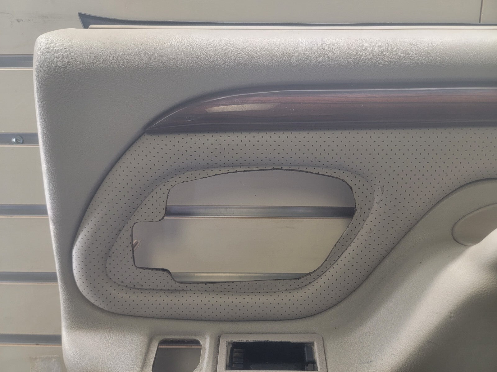 🔥1995-1999 Chevrolet GMC Silverado escalade DOOR PANEL Rear right Auto TAN D2