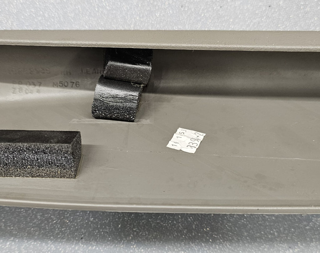 99-06 SILVERADO SIERRA Roof Molding A PILLAR Trim RIGHT Pass Speak LIGHTGRAY P3