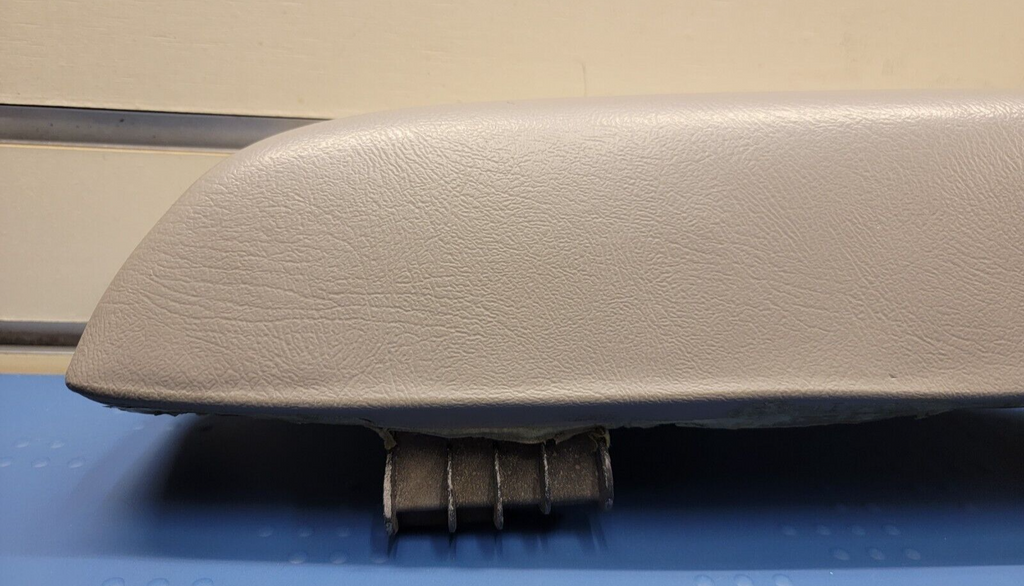 03-06 Silverado SIERRA TAHOE Door Panel ARMREST Front right Handle light gray H2