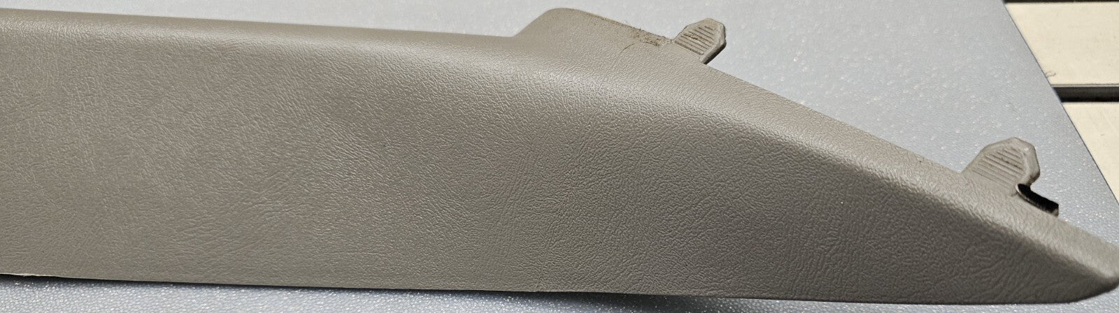 99-06 SILVERADO SIERRA Roof Molding A PILLAR Trim RIGHT Passenger LIGHT GRAY P3