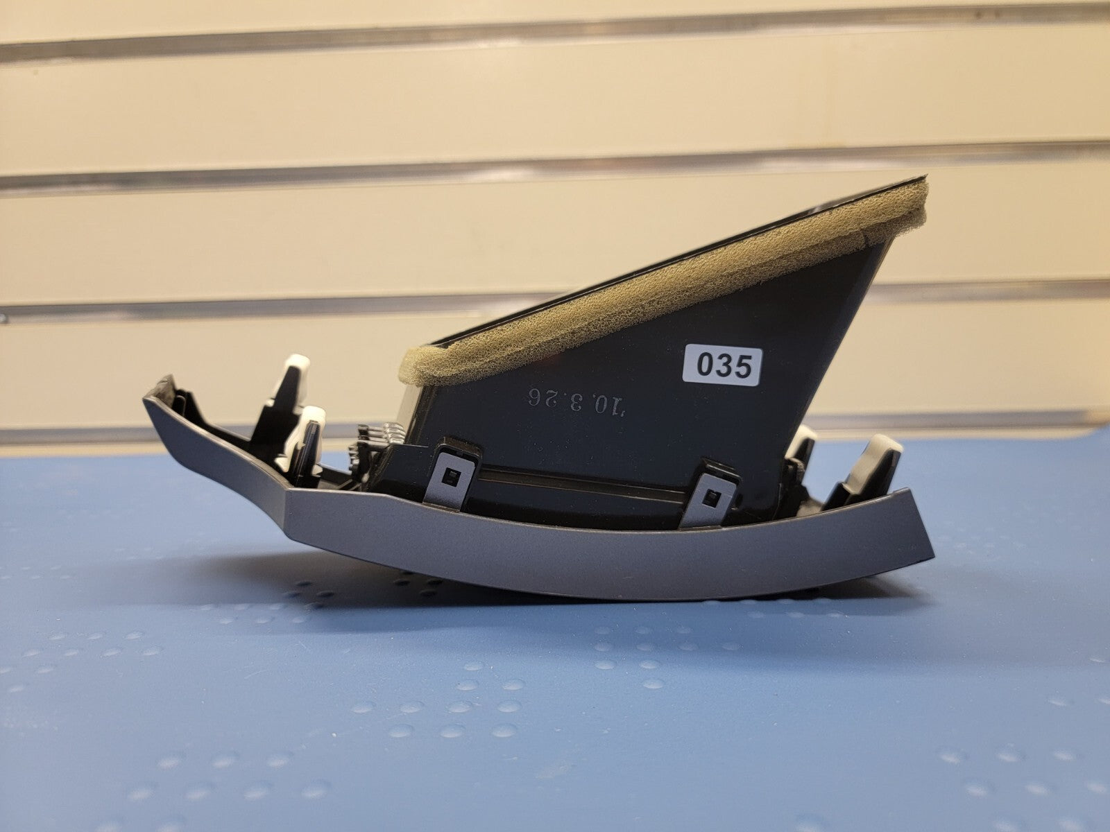 2007-2010 Mitsubishi Outlander Center Left Inner Side Dash Air Vent