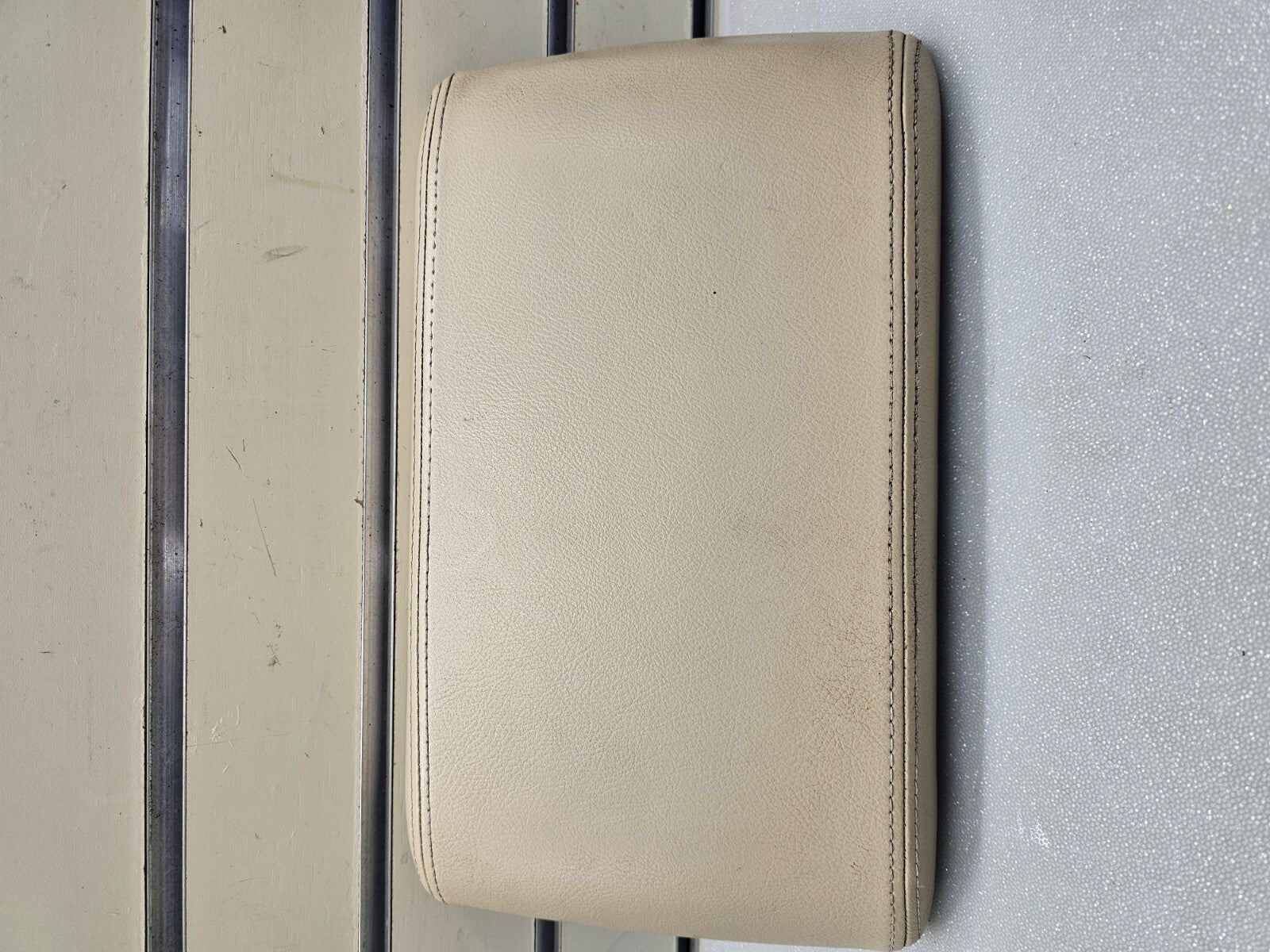 03-05 LINCOLN AVIATOR FRONT CENTER CONSOLE LID COVER ARMREST LEATHER TOP PAD TAN