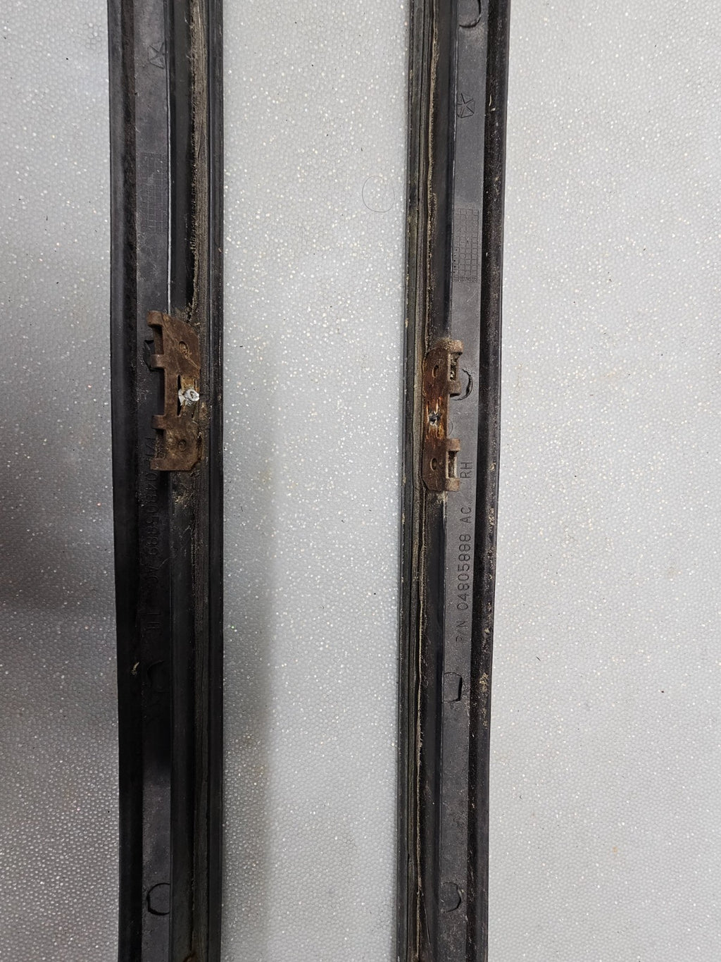 05-10CHRYSLER 300 CHARGER MAGNUM LEFT &RIGHT WINDSHIELD SRT8 SRT PILLAR MOLDING