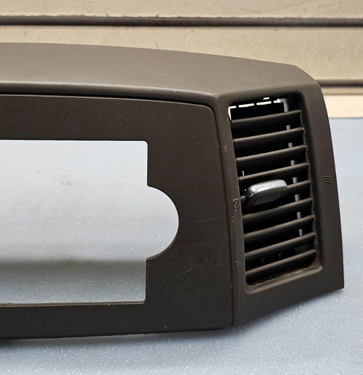 05-07 Jeep Grand Cherokee Center Radio Dash Bezel Trim Panel Surround Balck B30
