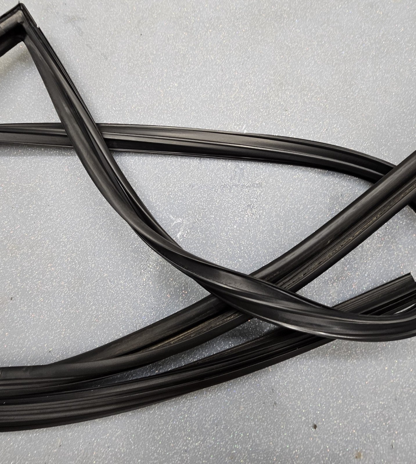 03-08 Pontiac Vibe front passenger WINDOW weatherstrip GUIDE channel seal b11/PV