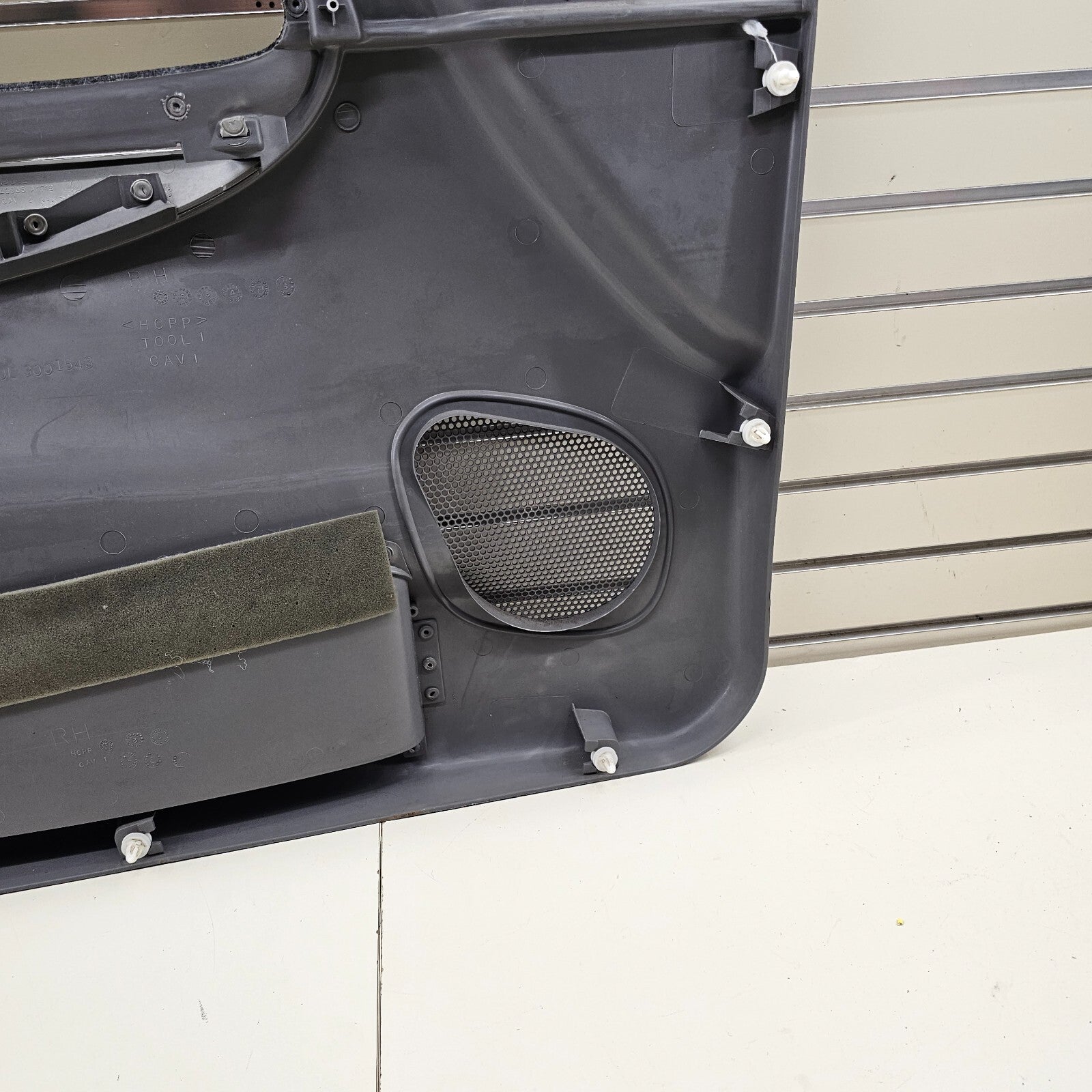 02-09 CHEVY TRAILBLAZER Door Panel  FrontRIGHT Passenger armrest GRAY -silver D8
