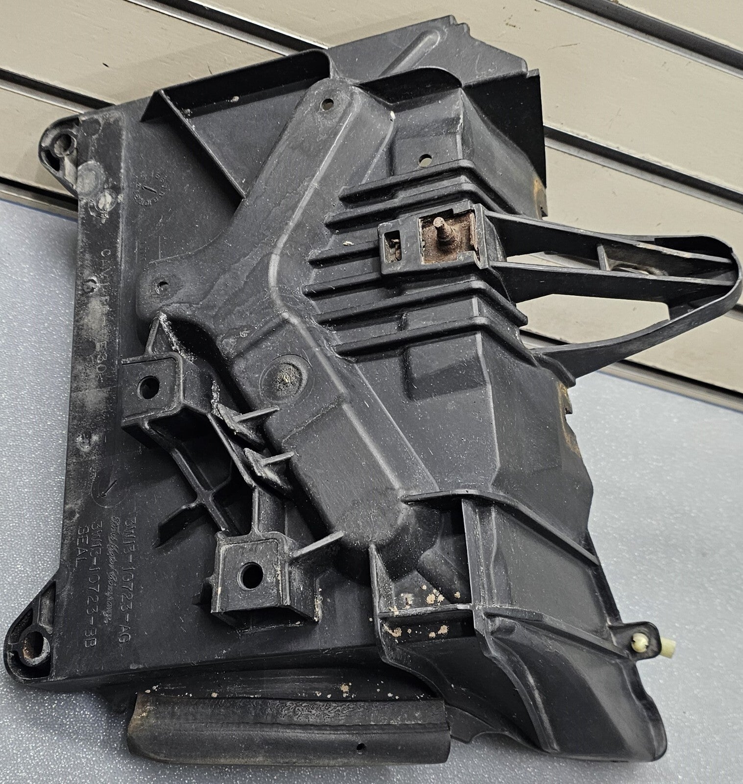 🔥03-11 LINCOLN TOWN CAR GRAND MARQUIS CROWN VICTORIA BATTERY BASE SUPPORT TRAY