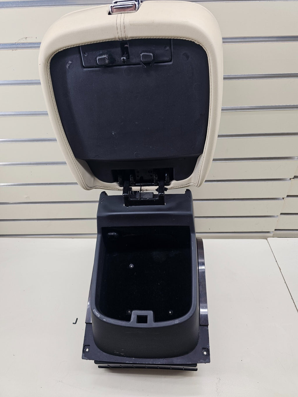 🔥07-08 CADILLAC ESCALADE ESV CENTER FLOOR CONSOLE ARM REST PANEL LIGHT TAN OEM