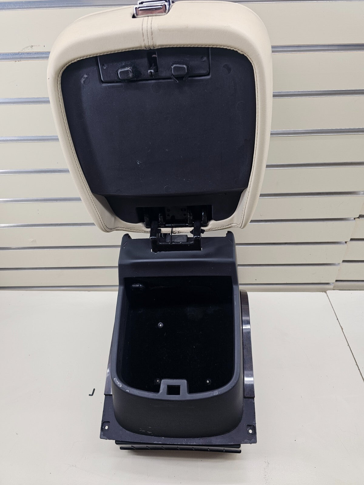 🔥07-08 CADILLAC ESCALADE ESV CENTER FLOOR CONSOLE ARM REST PANEL LIGHT TAN OEM