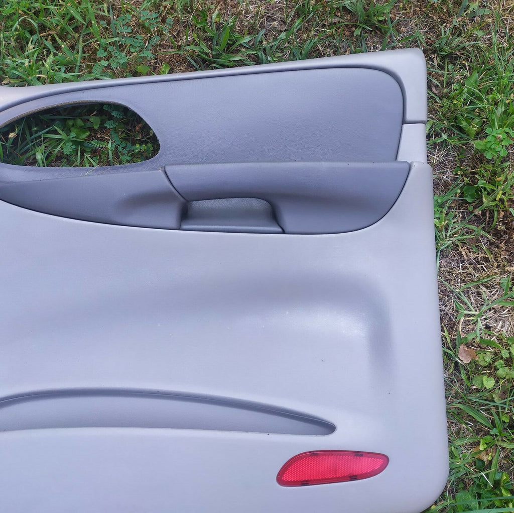 🔥02-09 CHEVY TRAILBLAZER Door Panel Front RIGHT Passenger armrest LIGHT GRAY D8